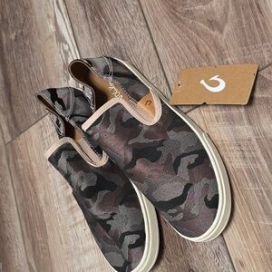 NWT Women's OluKai "PEUHEA PA'I" in Color Soft Pink/Ke Au Camo. Various Sizes